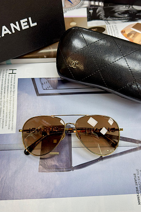 Солнцезащитные очки авиаторы с коричневыми стеклами в золотой оправе