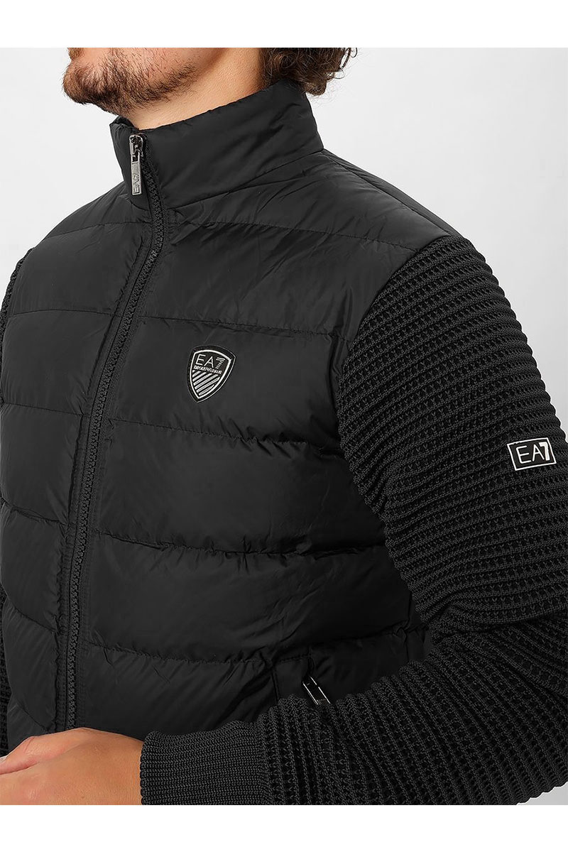Emporio Armani EA7 Чёрная мужская куртка с вязанными рукавами logo-plaque