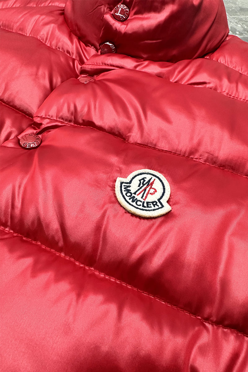 Moncler Пуховой жилет красного цвета logo-patch