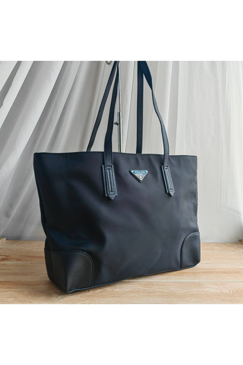 Prada Нейлоновая сумка чёрного цвета 35x25 см
