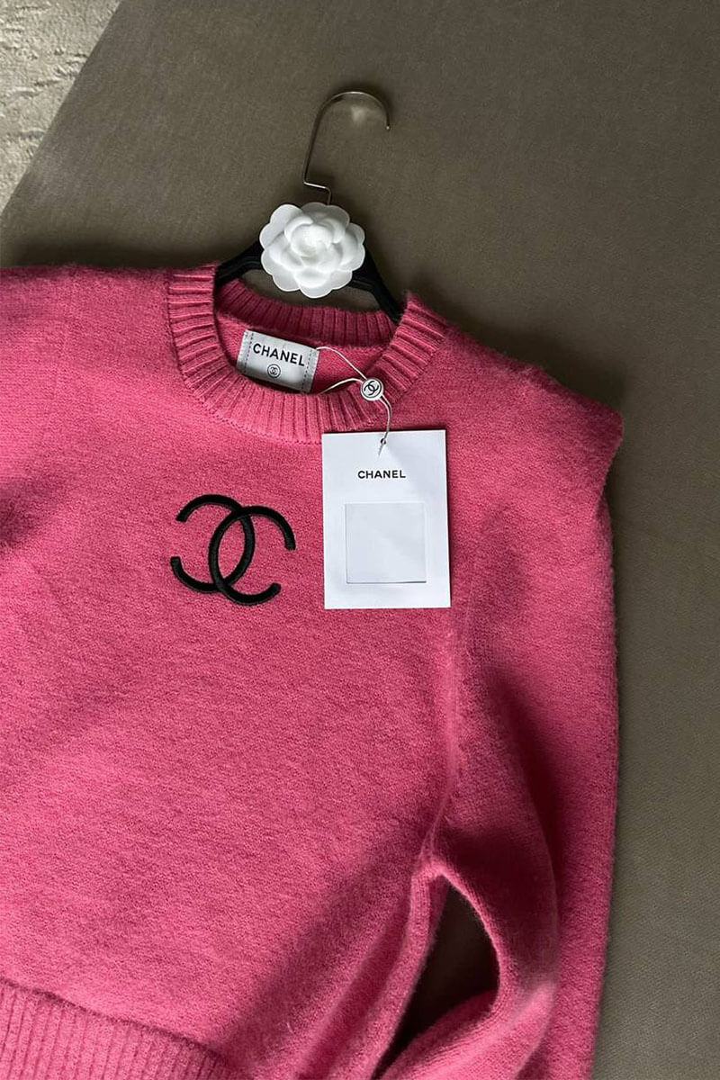 Chаnеl Женский свитер розового цвета с плечиками