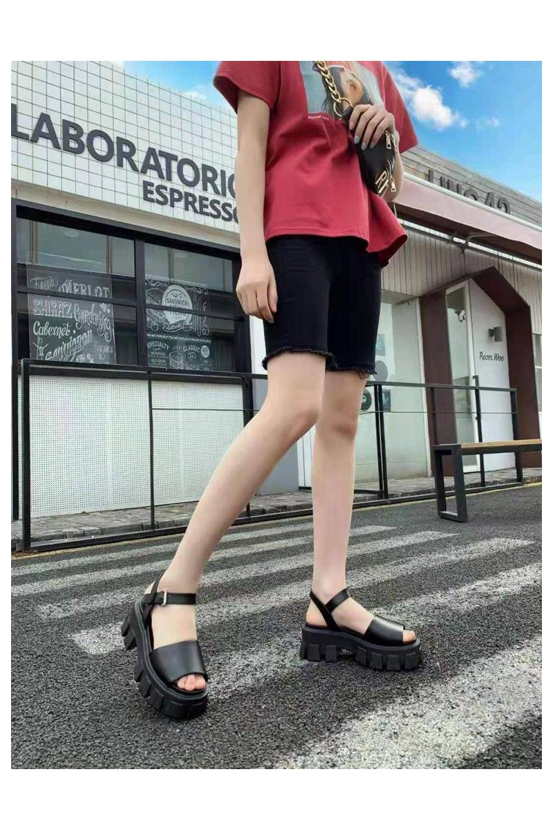 Prada Женские кожаные сандалии на каблуке