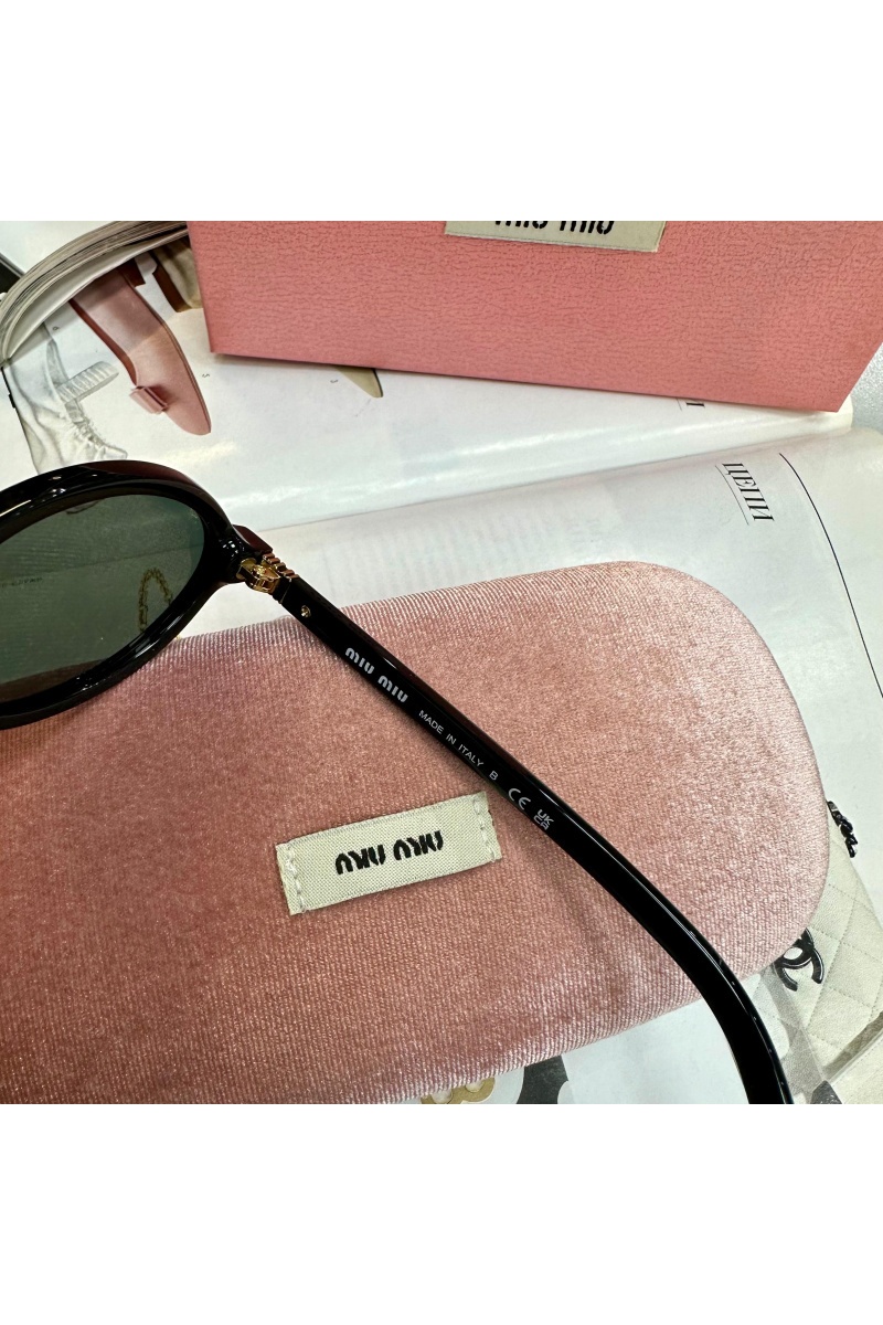 MIU MIU Чёрные пластиковые солнцезащитные очки