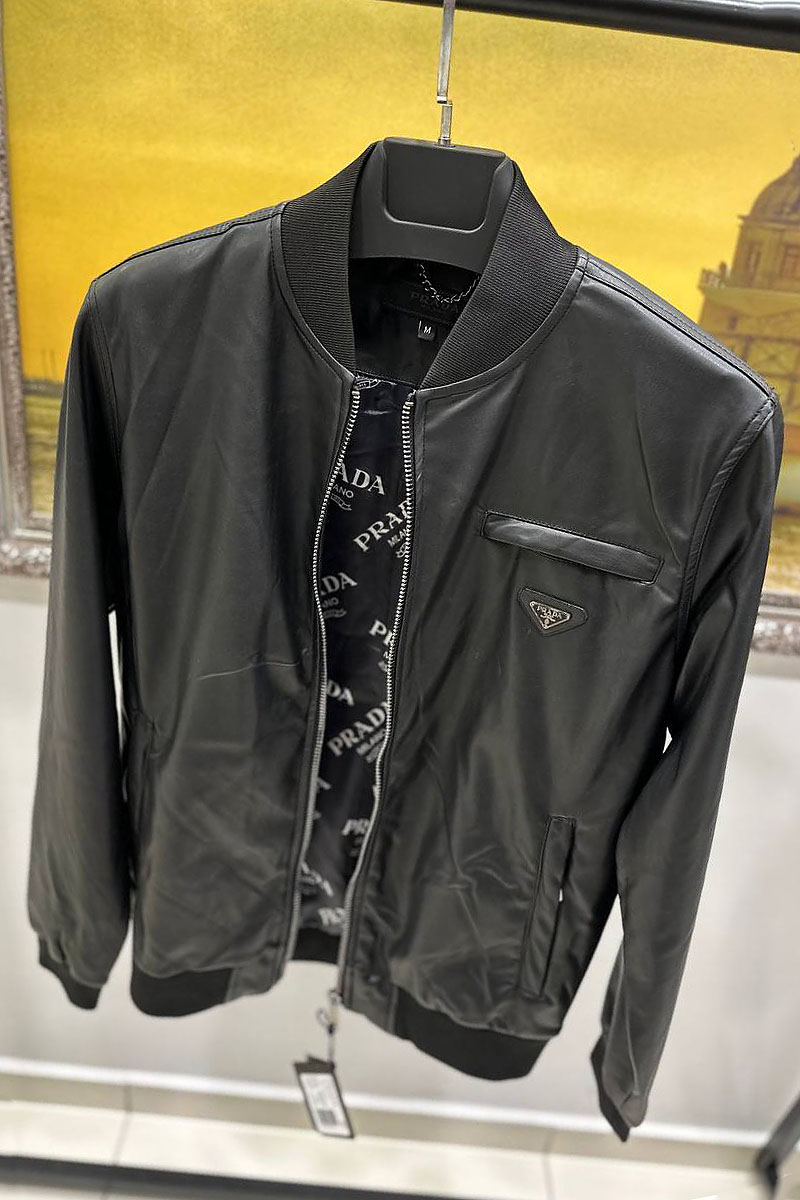 Prada Кожаная куртка чёрного цвета logo-plaque
