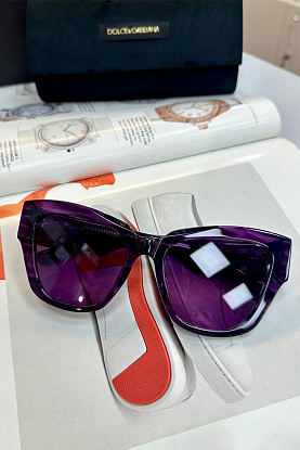 Женские сонцезащитные очки фиолетового цвета