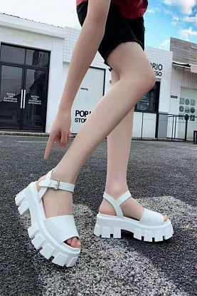 Женские кожаные сандалии на каблуке