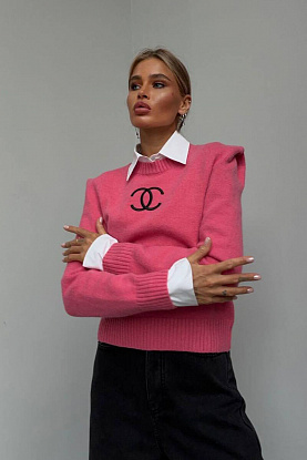 Женский свитер розового цвета с плечиками