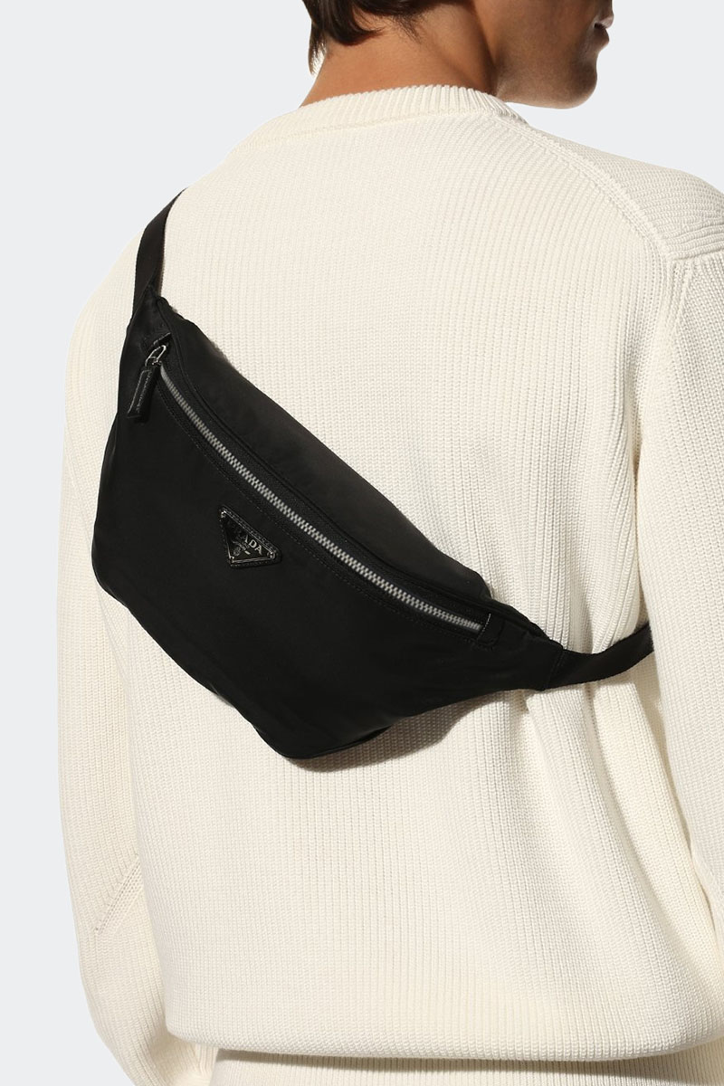 Prada Текстильная сумка на пояс чёрного цвета 35x15 см