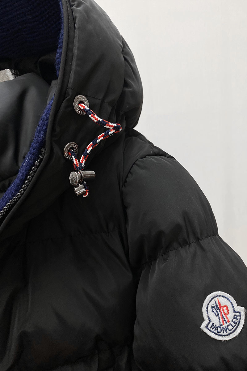 Moncler Женская брендовая куртка чёрного цвета