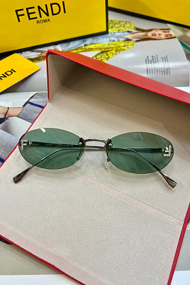 Зелёные солнцезащитные очки 