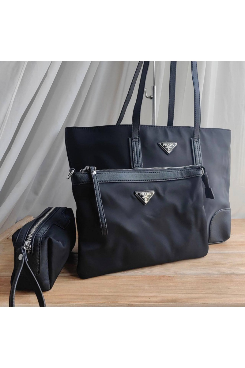 Prada Нейлоновая сумка чёрного цвета 35x25 см