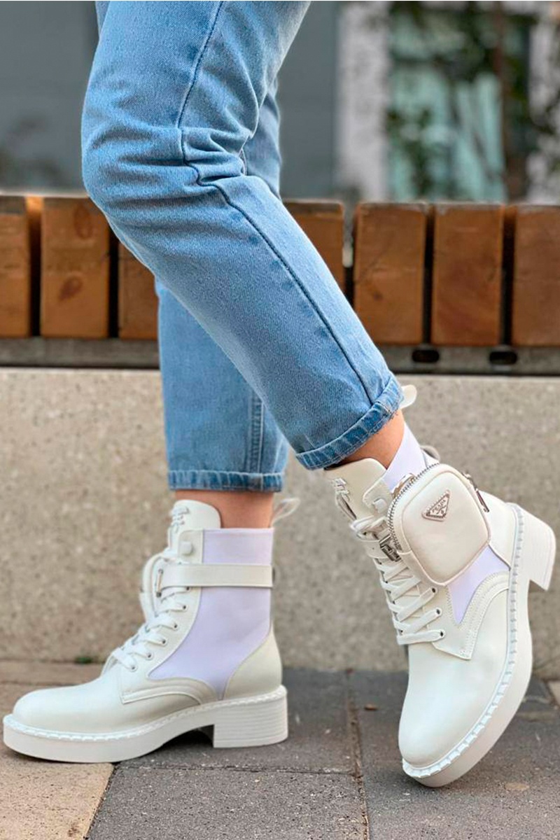 Prada Кожаные женские ботинки белого цвета