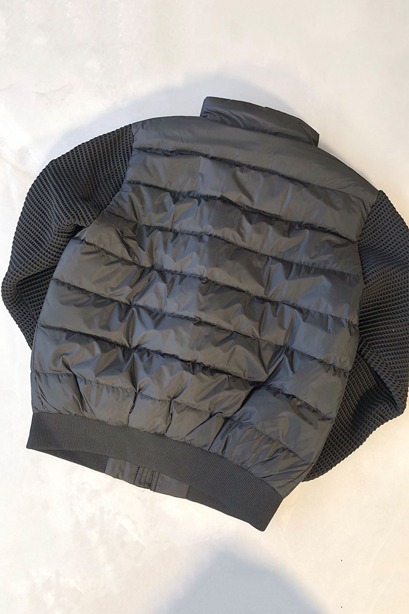Emporio Armani EA7 Чёрная мужская куртка с вязанными рукавами logo-plaque