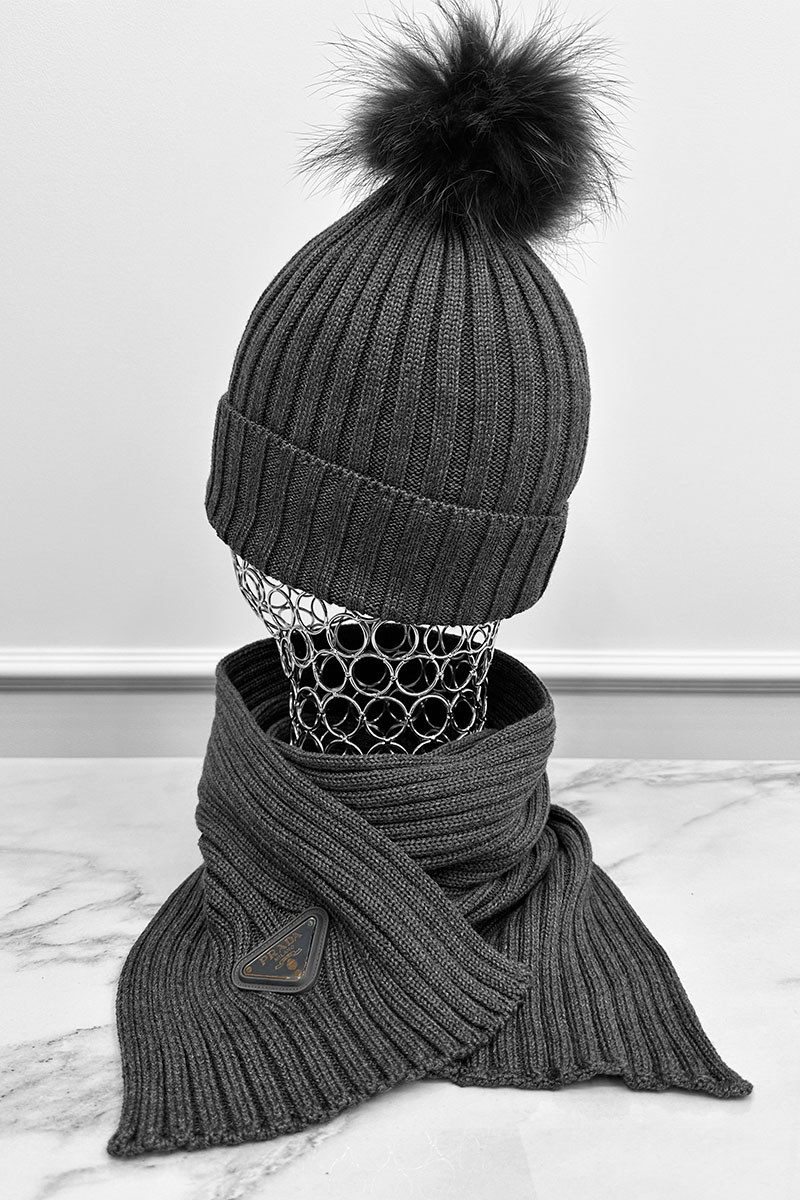 Prada Комплект из шапки и шарфа серого цвета 