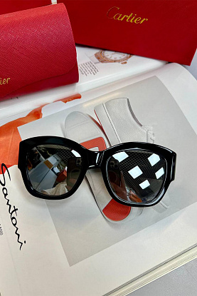 Солнцезащитные очки с зеркальными линзами