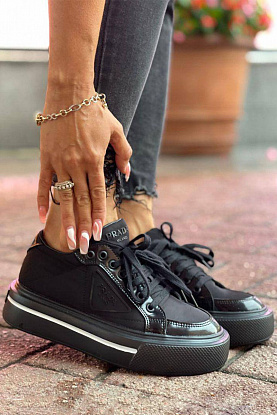 Женские чёрные кроссовки 