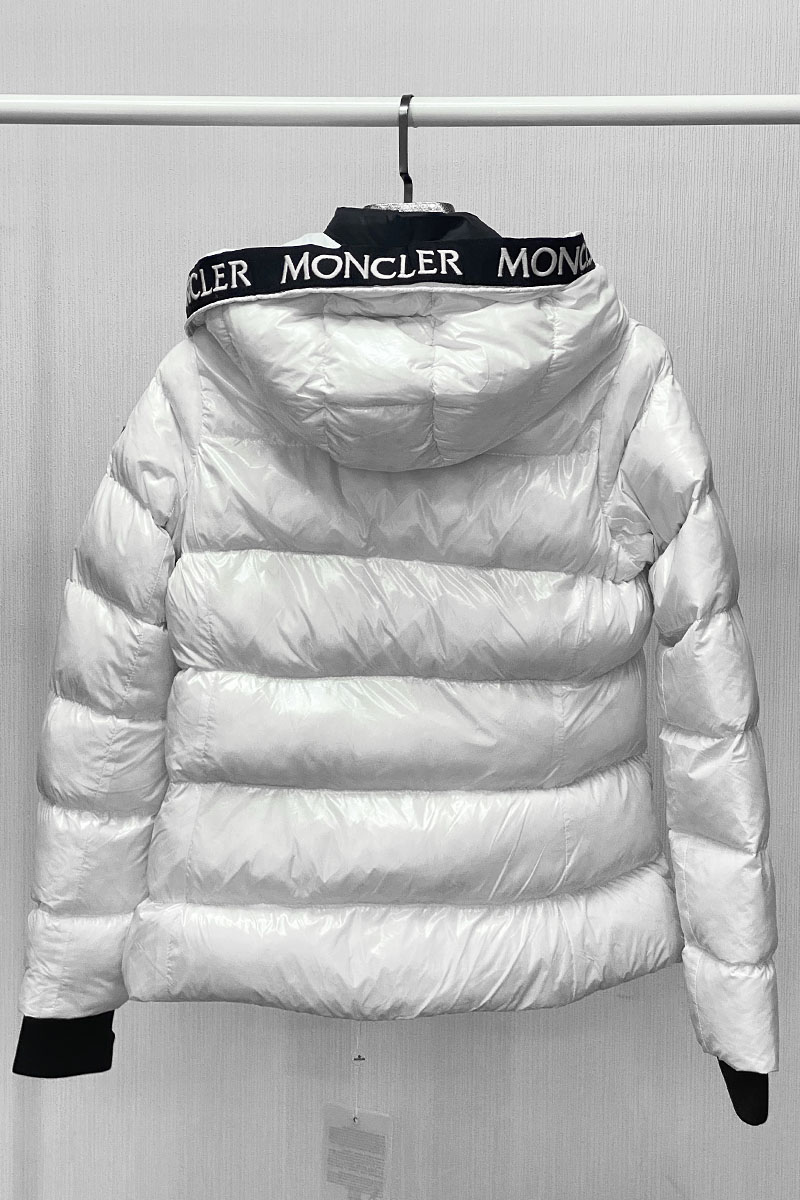 Moncler Женская куртка белого цвета