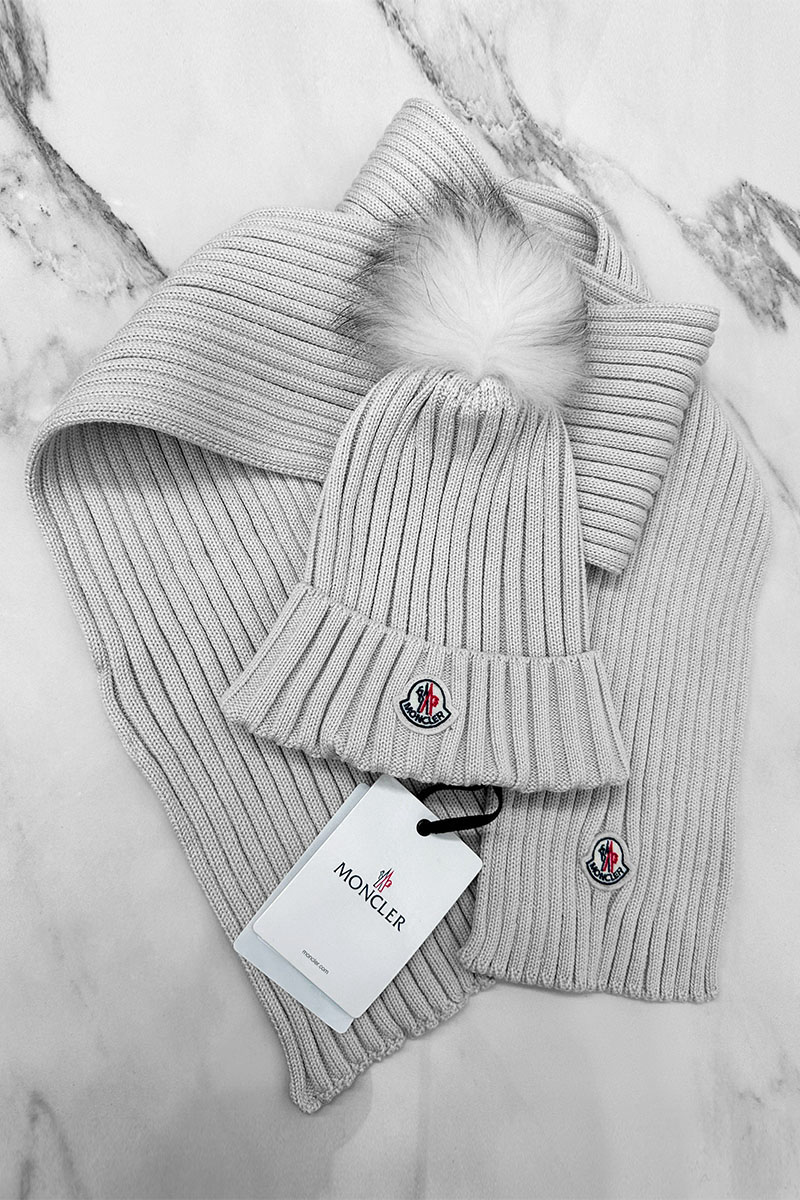 Moncler Комплект из шапки и шарфа светло-серого цвета logo-patch