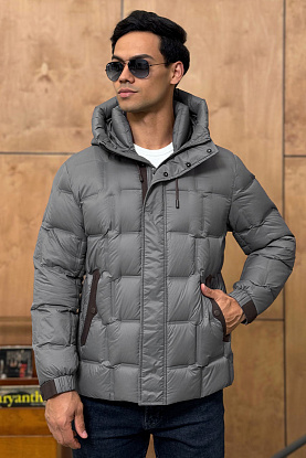 Мужской пуховик серого цвета