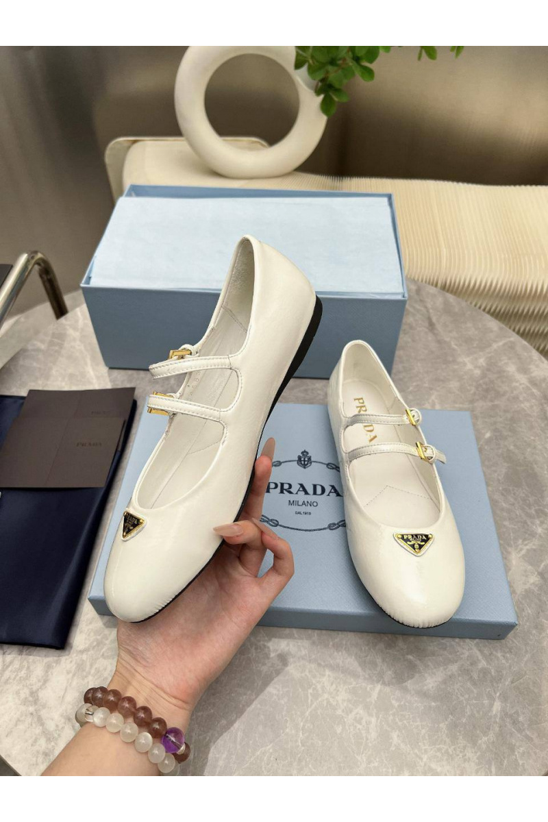 Prada Женские кожаные балетки Naplak белого цвета