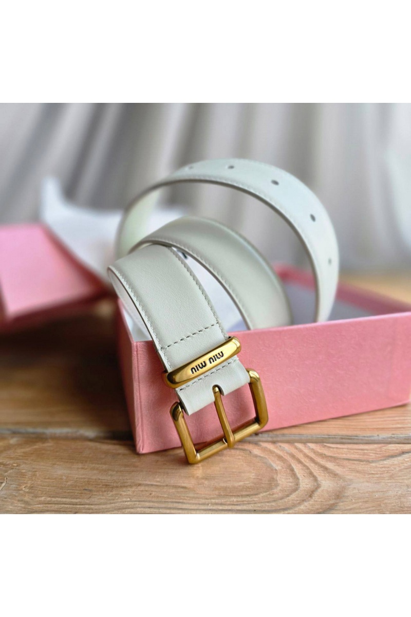 MIU MIU Кожаный ремень белого цвета - длина 80 / 85 см