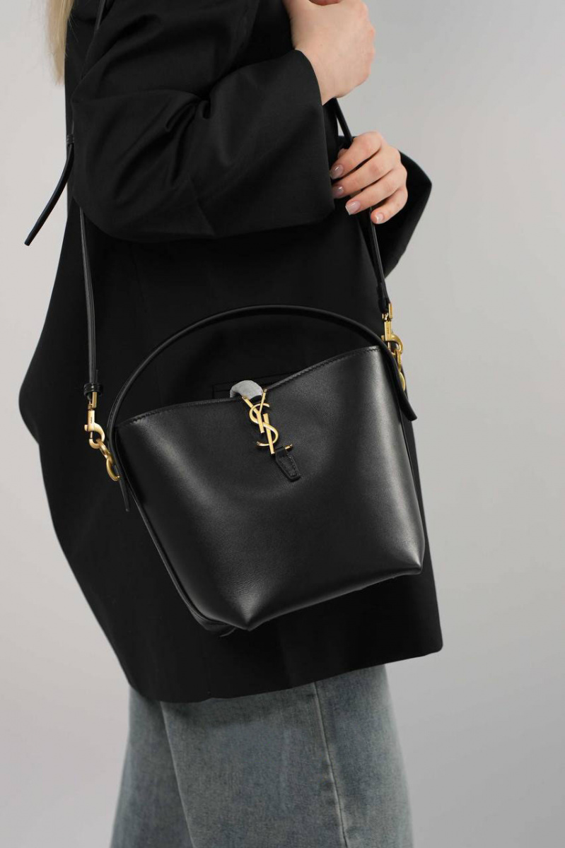 Yves Saint Laurent Кожаная сумка Le 37 bucket bag 25x25 см