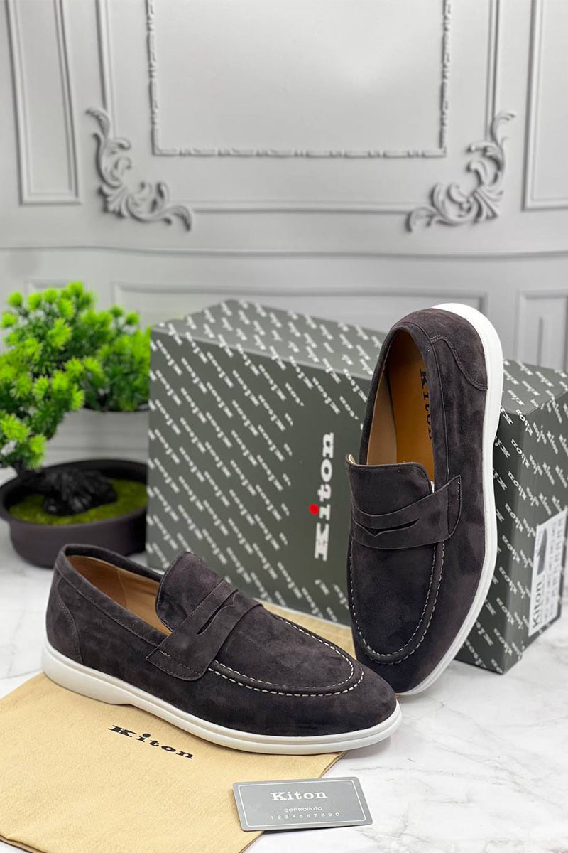 Kiton Замшевые лоферы коричневого цвета