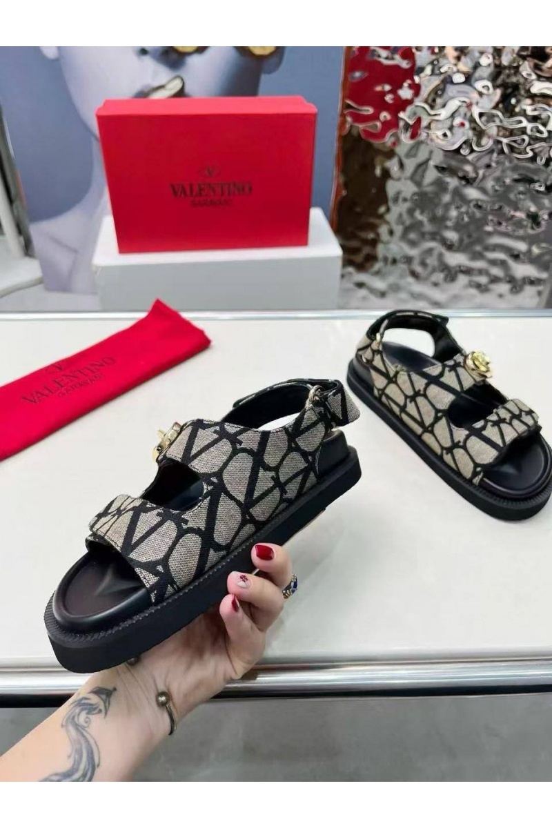 Valentino Женские кожаные сандалии Rockstud