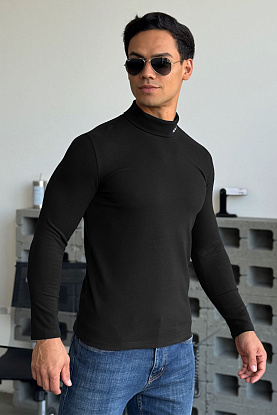 Утеплённая водолазка чёрного цвета 