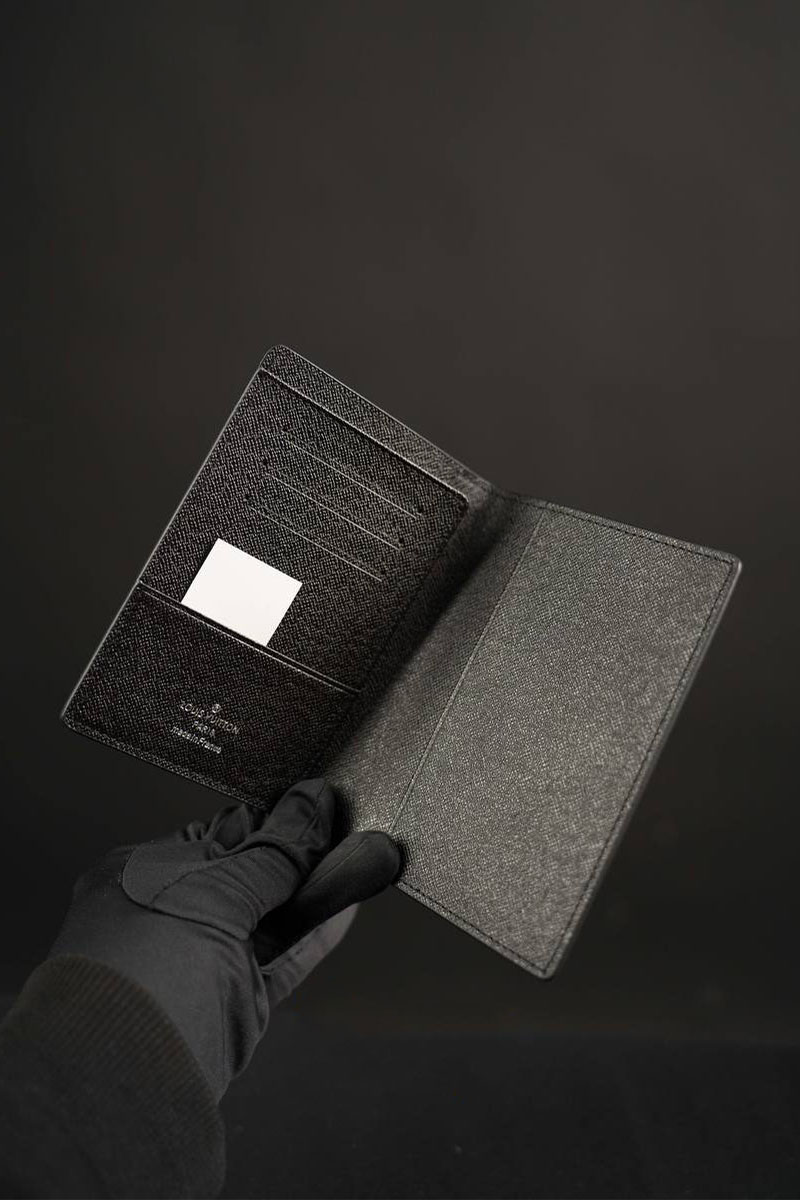 Lоuis Vuittоn Кожаная обложка на паспорт Damier Graphite 10х14 см