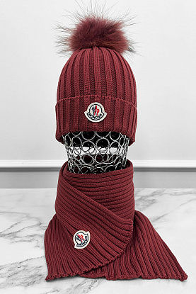 Комплект из шапки и шарфа бордового цвета logo-patch