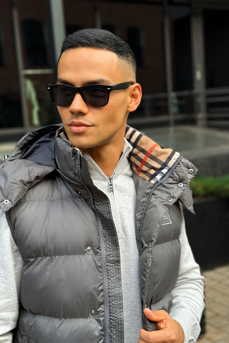 Burberry Жилет серого цвета London England logo-patch 