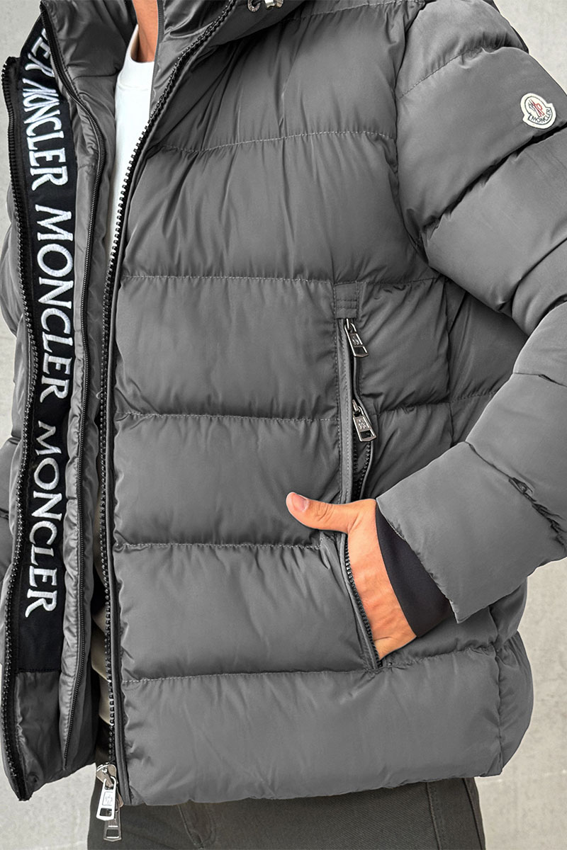 Moncler Утеплённая куртка цвета антрацит logo-patch