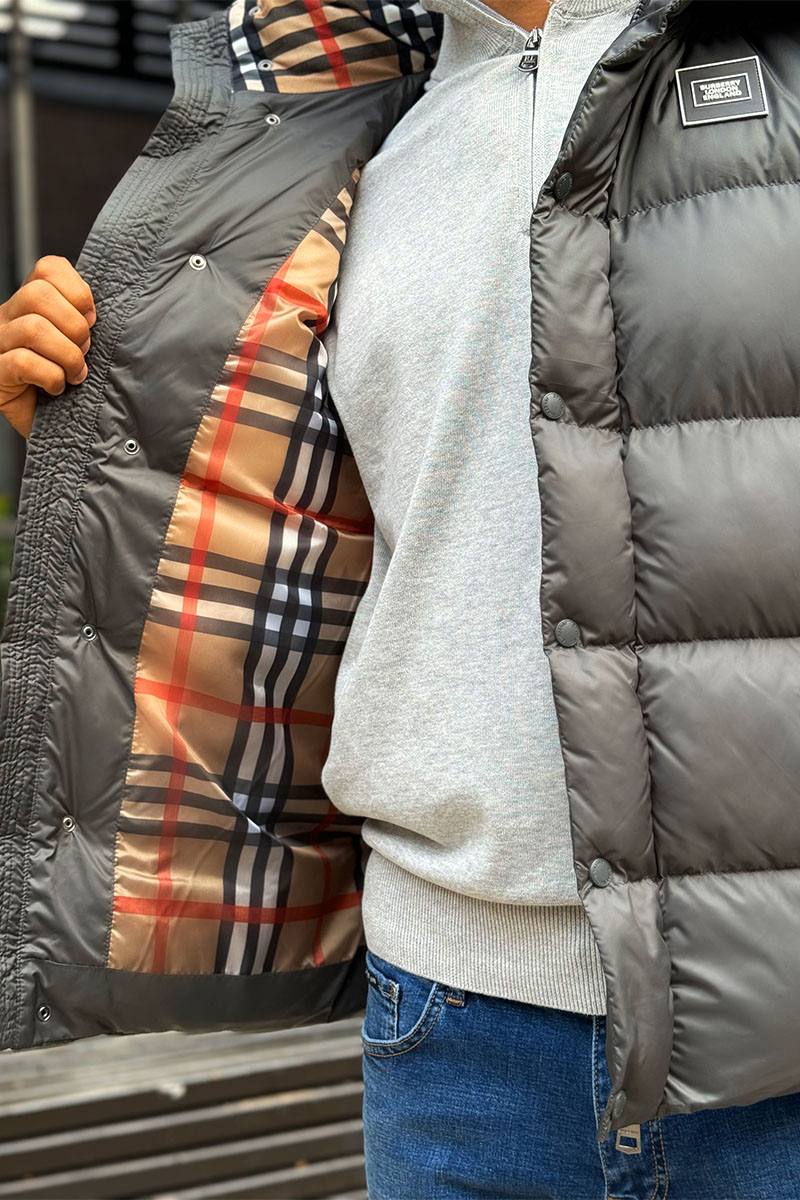 Burberry Жилет серого цвета London England logo-patch 