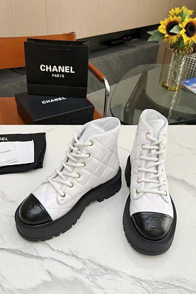 Женские кожаные ботинки белого цвета