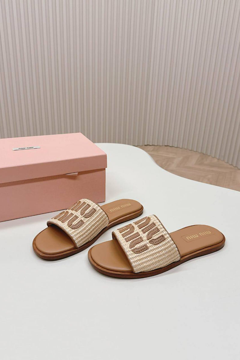 MIU MIU Женские шлёпанцы бежевого цвета