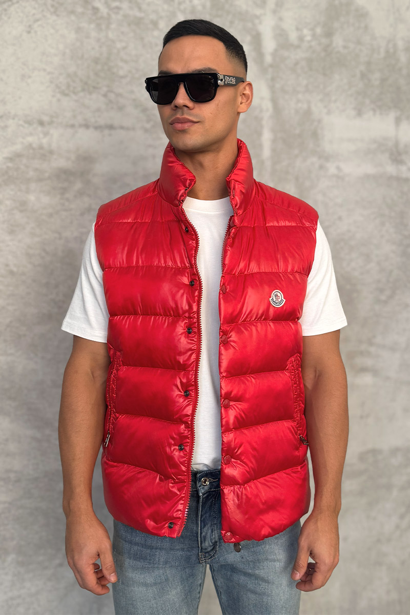 Moncler Пуховой жилет красного цвета logo-patch