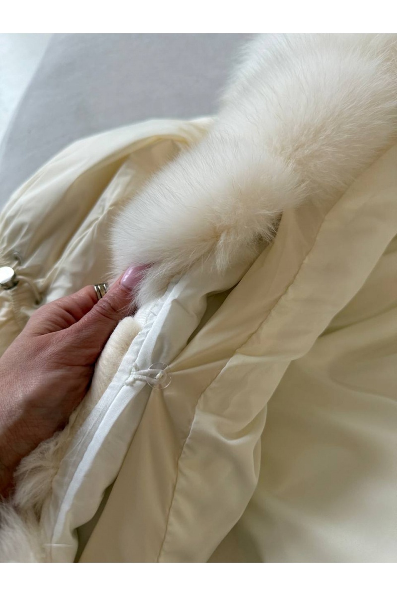 Designer Clothing Белый женский пуховик с натуральным мехом