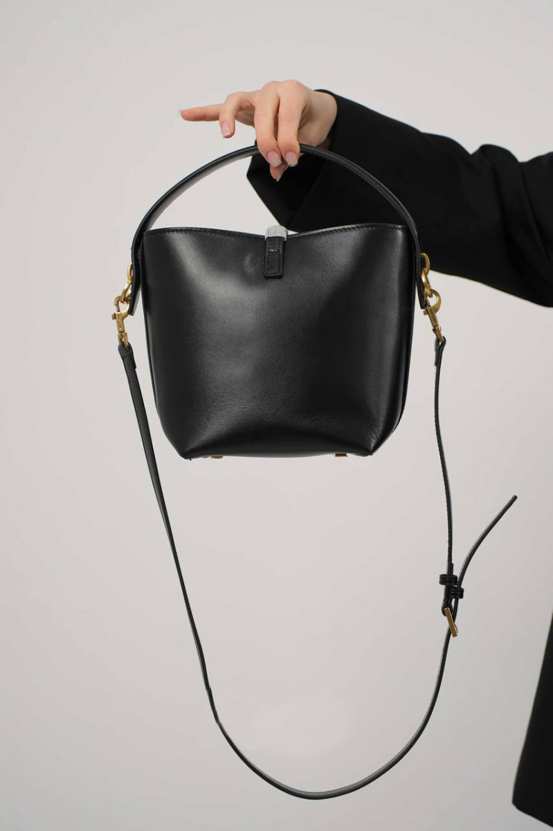 Yves Saint Laurent Кожаная сумка Le 37 bucket bag 25x25 см
