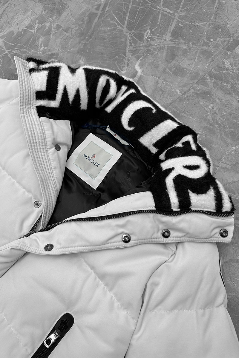 Moncler Удлинённый мужской пуховик белого цвета