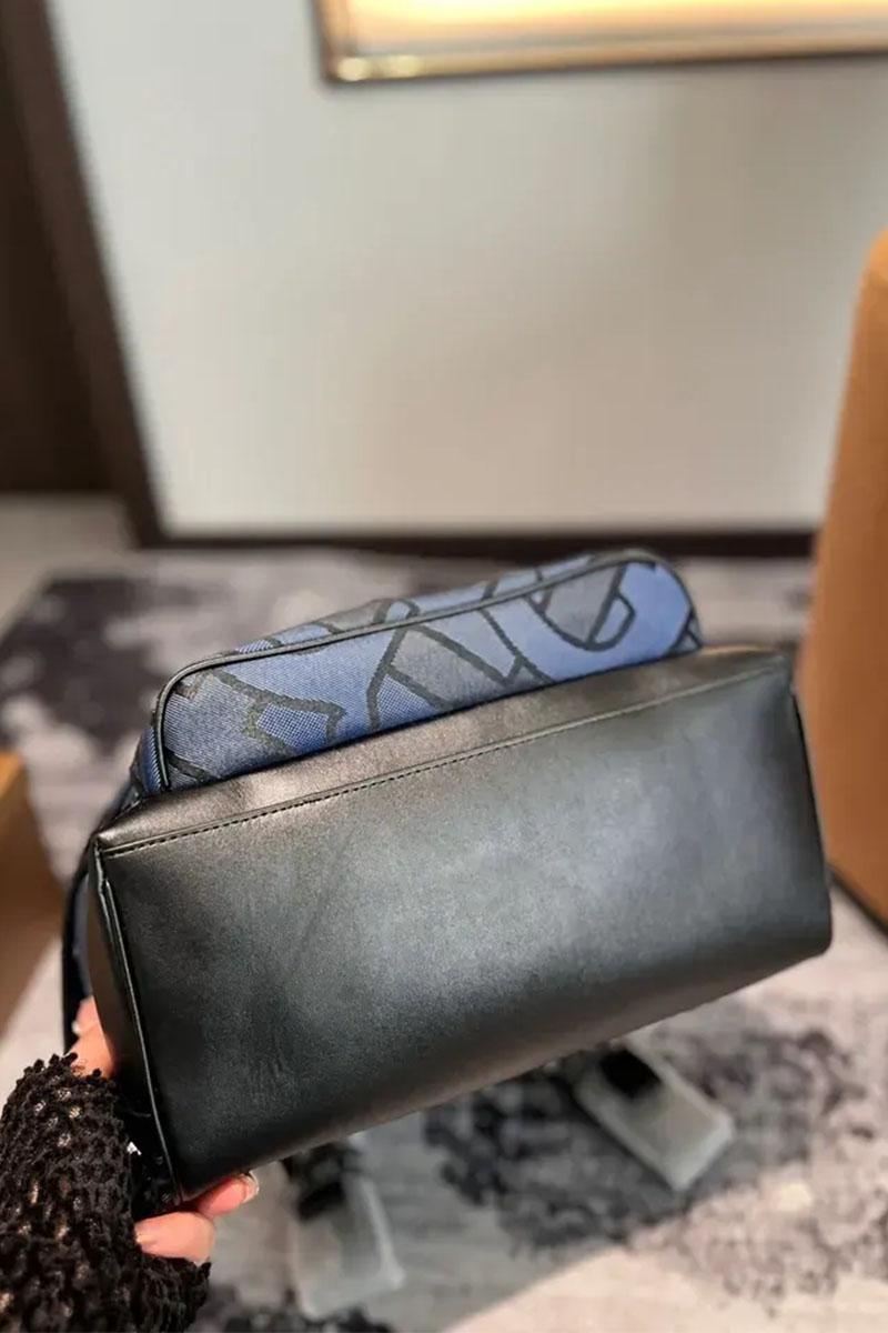 Burberry Рюкзак синего цвета TB Monogram 41x31 см