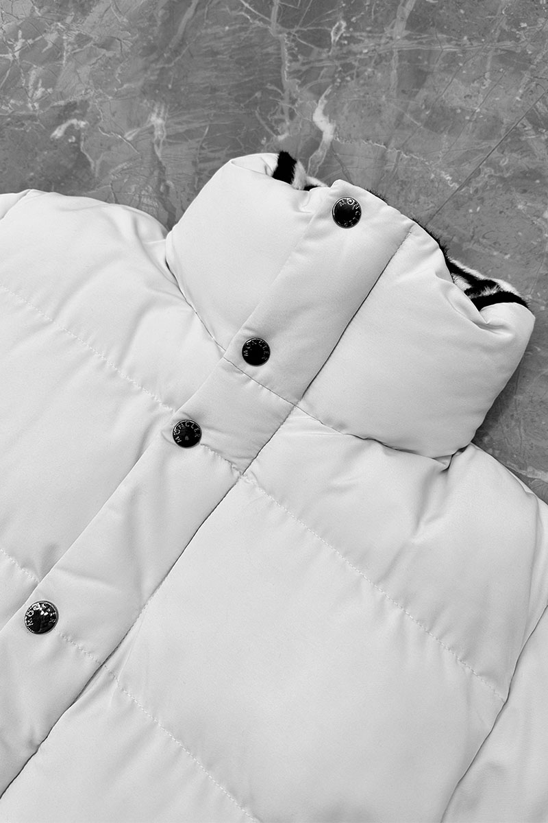 Moncler Удлинённый мужской пуховик белого цвета