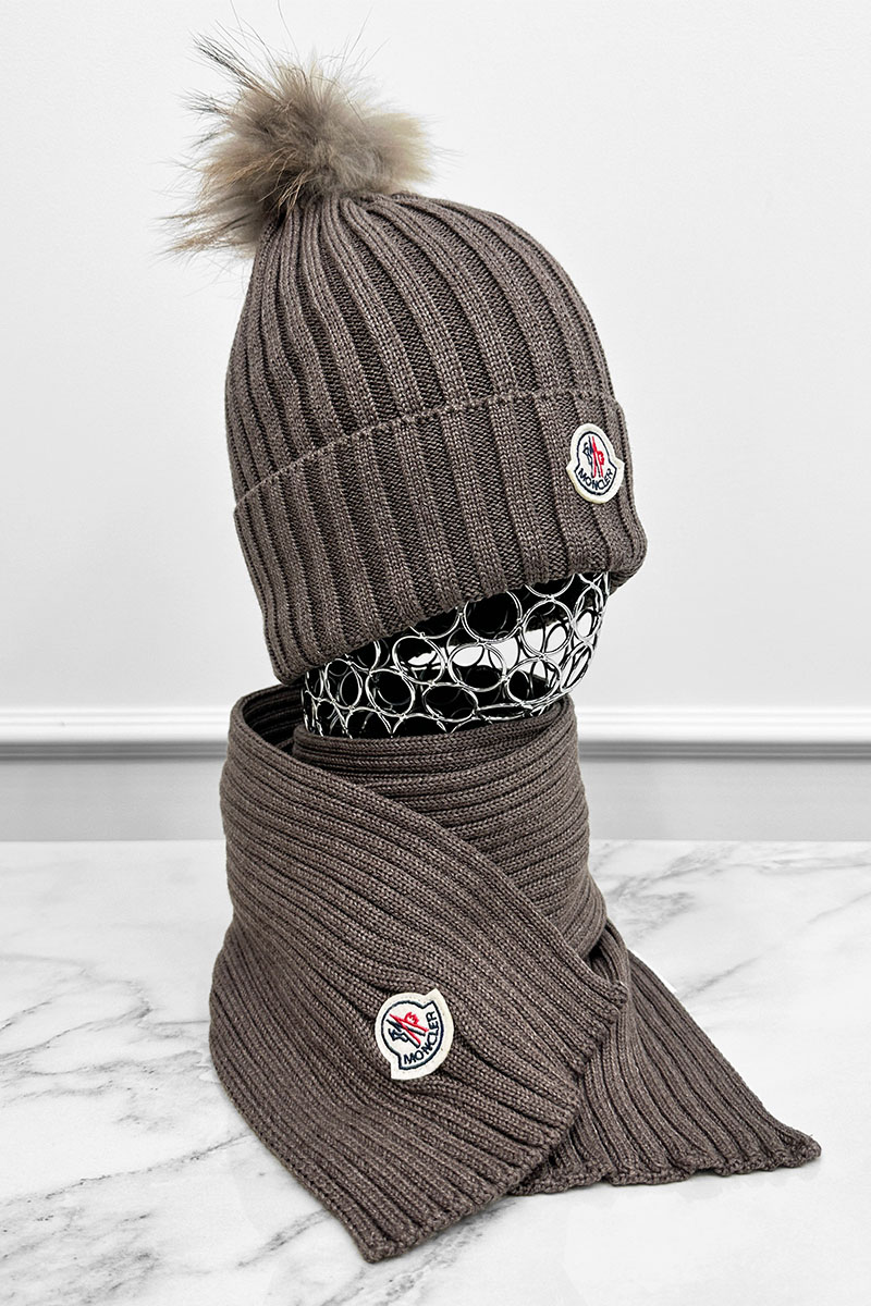 Moncler Комплект из шапки и шарфа коричневого цвета logo-patch