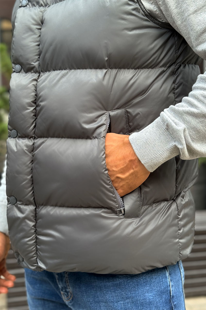 Burberry Жилет серого цвета London England logo-patch 