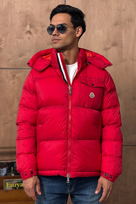 Мужская куртка красного цвета