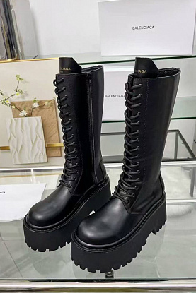 Женские кожаные сапоги на шнуровке чёрного цвета