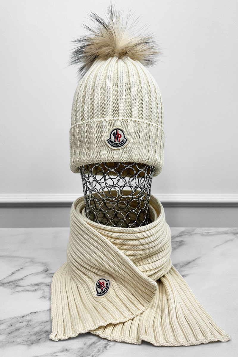 Moncler Комплект из шапки и шарфа светло-бежевого цвета logo-patch