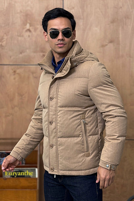 Мужской пуховик бежевого цвета