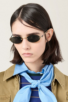 Женские солнцезащитные очки с чёрными линзами