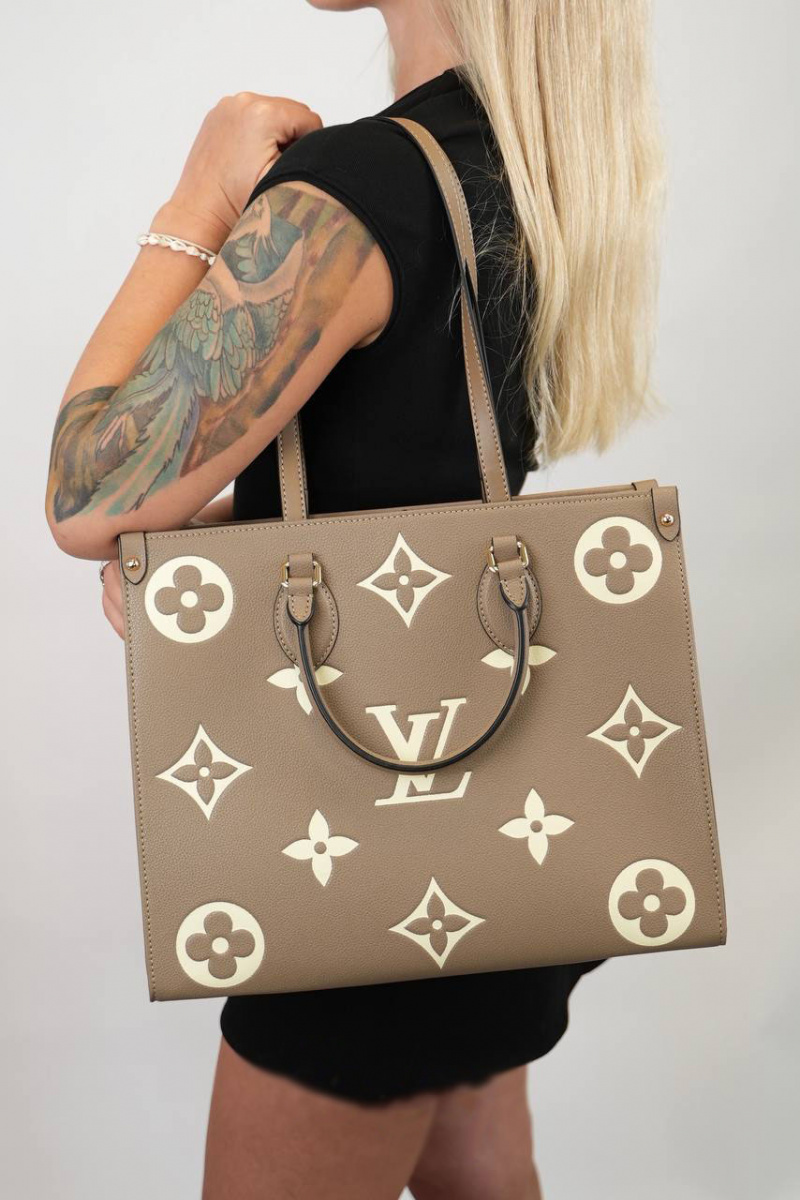 Lоuis Vuittоn Кожаная сумка Onthego GM 40x32 см - Beige